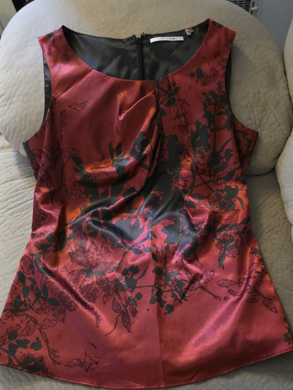 💚5/$20💚 Tahari Red Floral Satin Sleeveless Shell Top